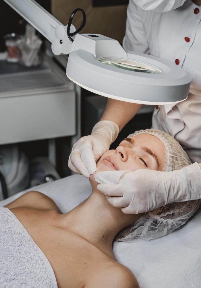 young-woman-getting-beauty-procedure-spa-scaled-quxmyd0espv3a567czfrxkey2gesssm010t4urkcgg.jpg